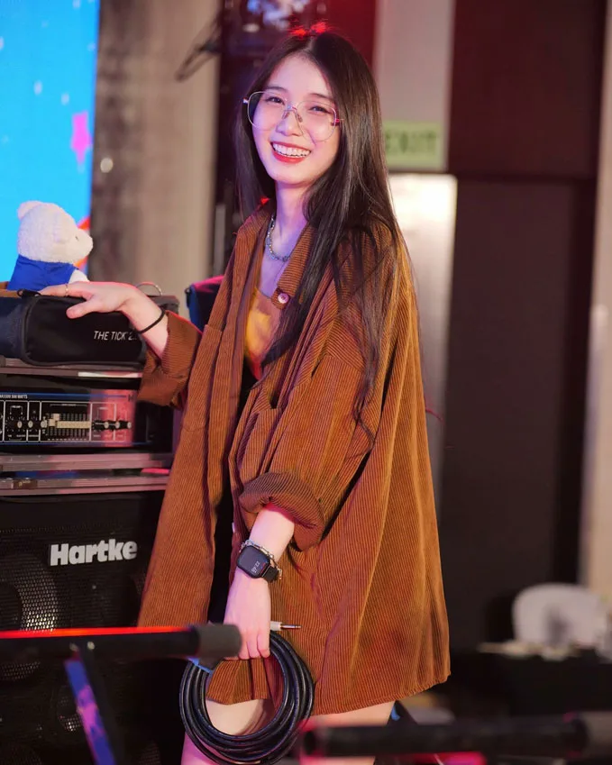 เปิดประวัติ น้องเมย์ Oranat Prasert สาวแว่นสวยเสียงดีน่ารักขวัญใจหนุ่มๆ 12